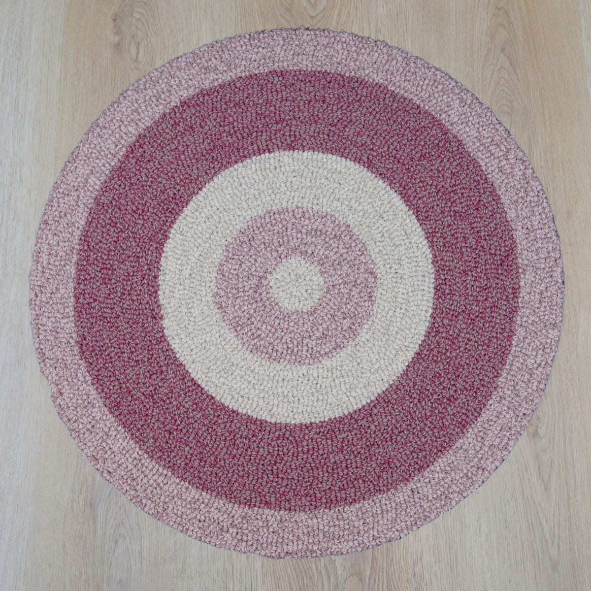 Blush rond vloerkleed in roze tint, gemaakt van gerecyclede wol – Studio Sisté – sfeerfoto