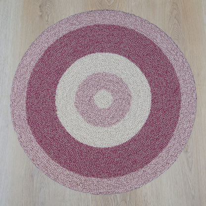 Blush rond vloerkleed in roze tint, gemaakt van gerecyclede wol – Studio Sisté – sfeerfoto