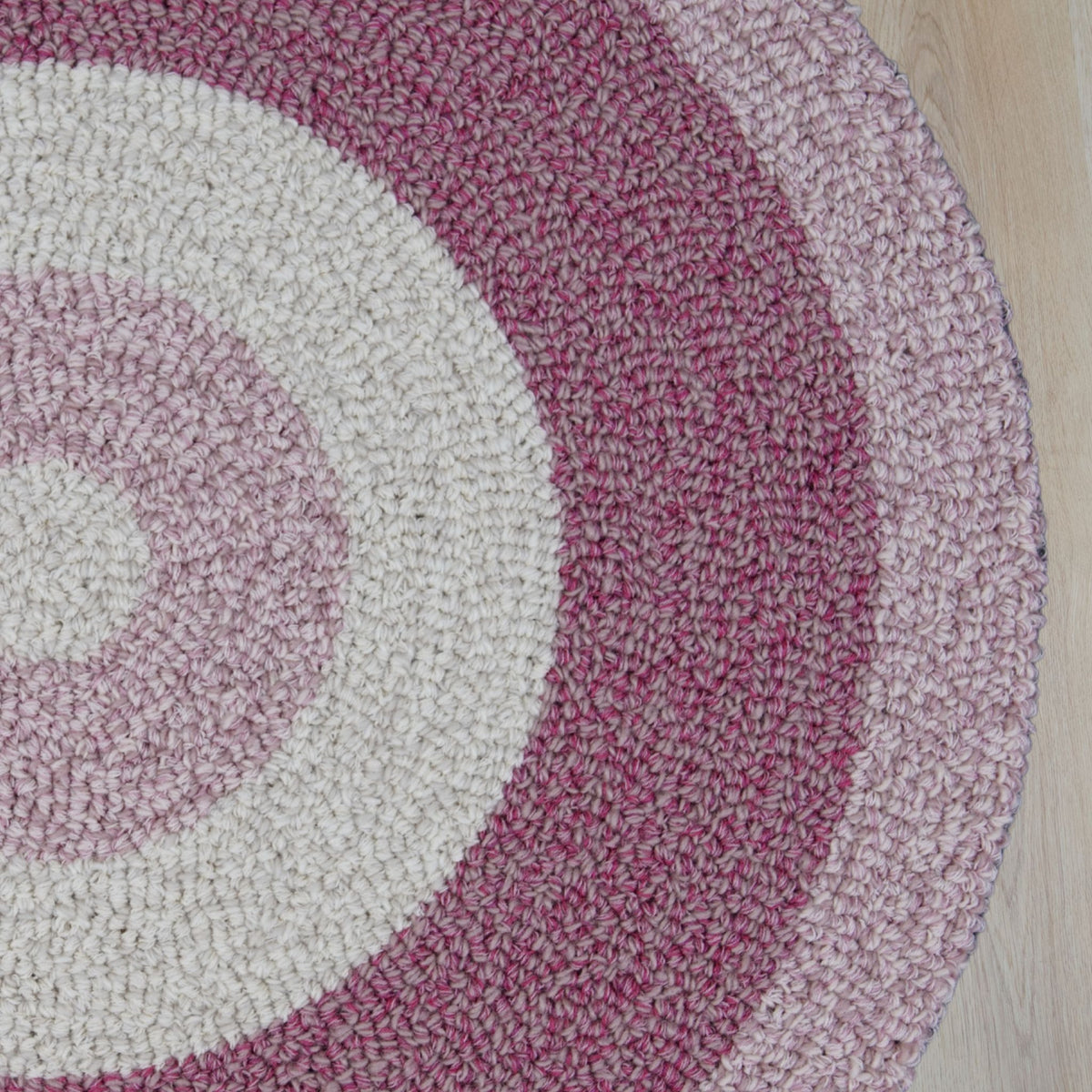 Blush rond vloerkleed in roze tint, gemaakt van gerecyclede wol – Studio Sisté – sfeerfoto 2