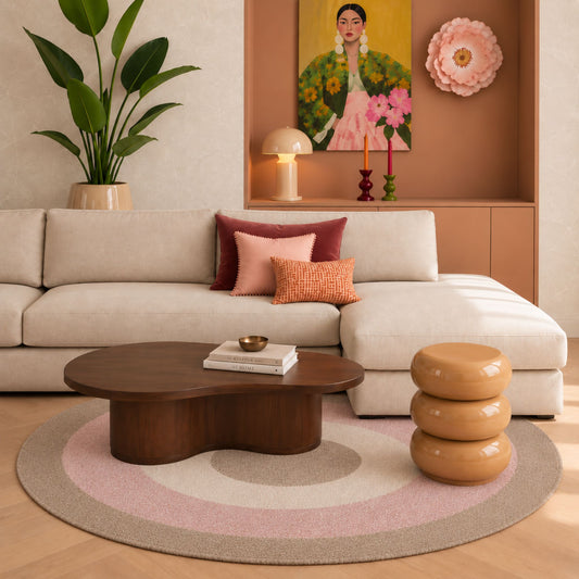 Napolitana rond vloerkleed in roze, roomwit en lichtbruin in een interieur, visualisatie – Studio Sisté