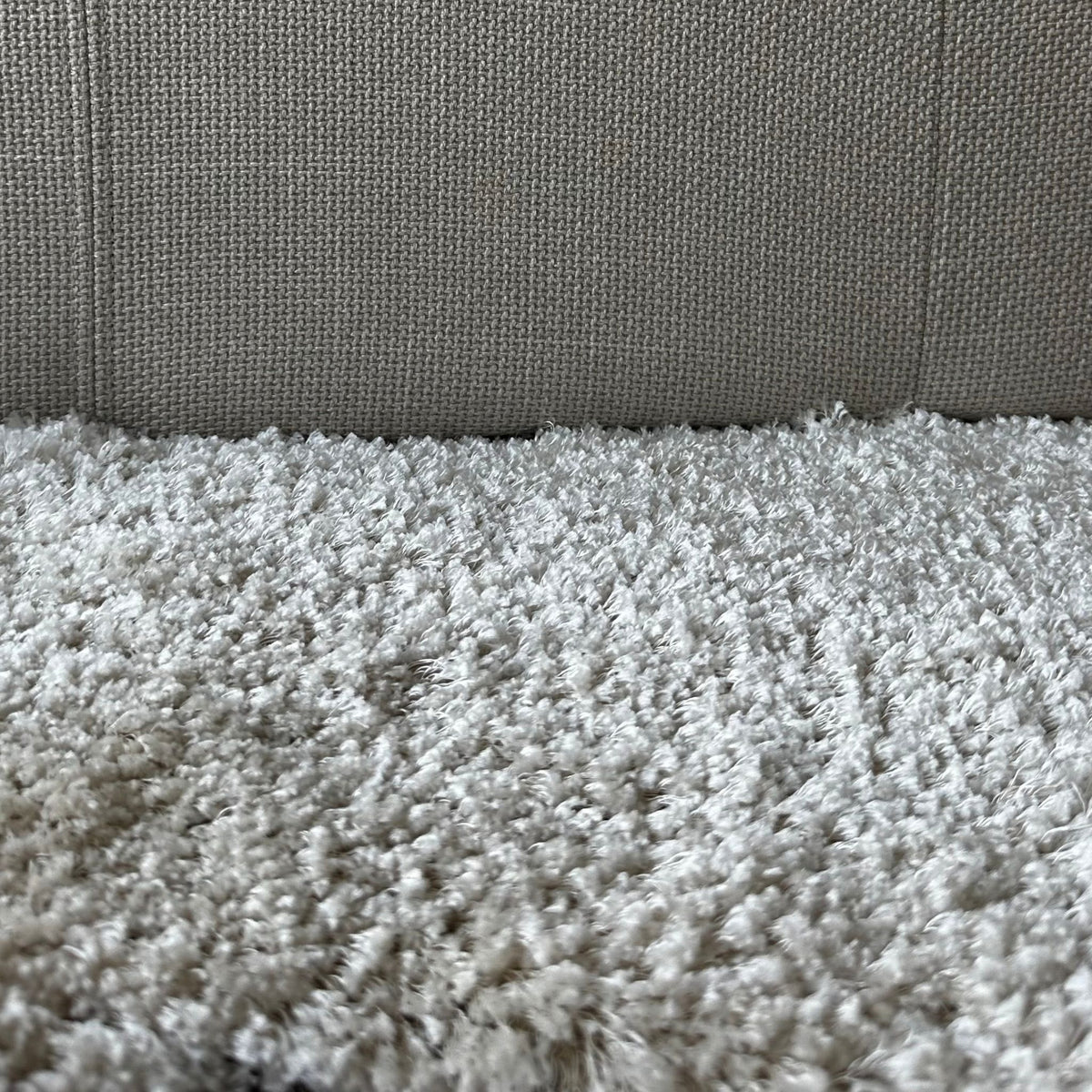 Close-up van de pool van een Poly vloerkleed in cream, gemaakt van polyester – Studio Sisté