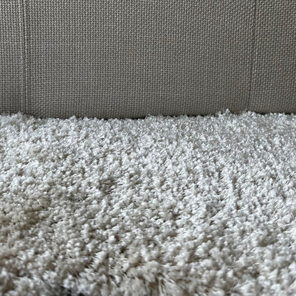 Close-up van de pool van een Poly vloerkleed in cream, gemaakt van polyester – Studio Sisté