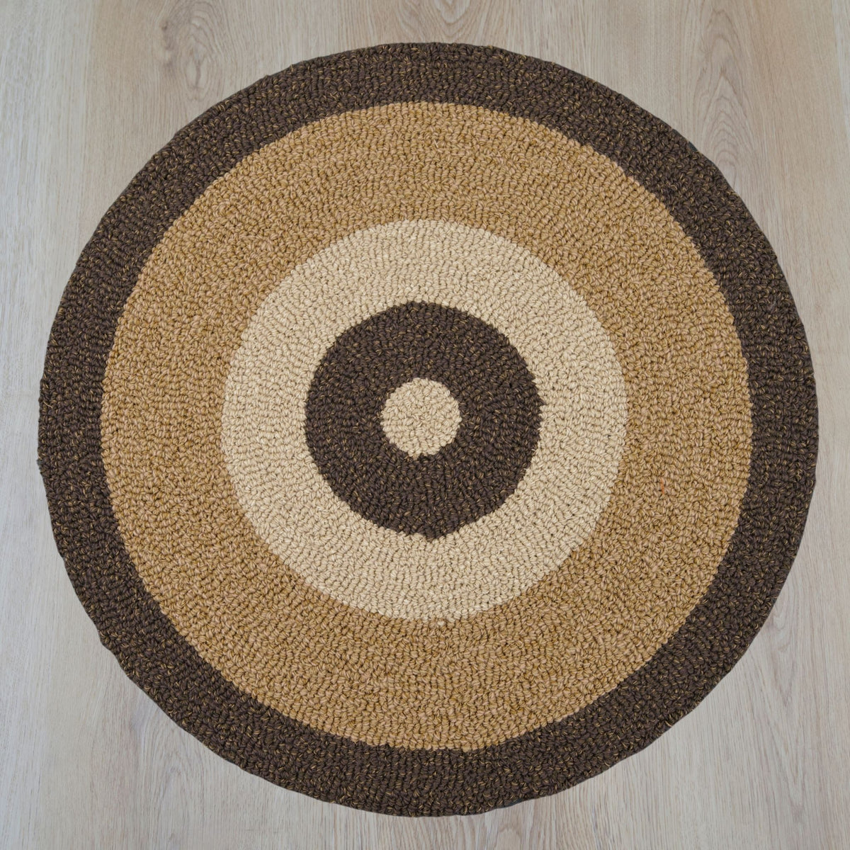 Espresso rond vloerkleed in warme bruine tint, gemaakt van gerecyclede wol – Studio Sisté – sfeerfoto
