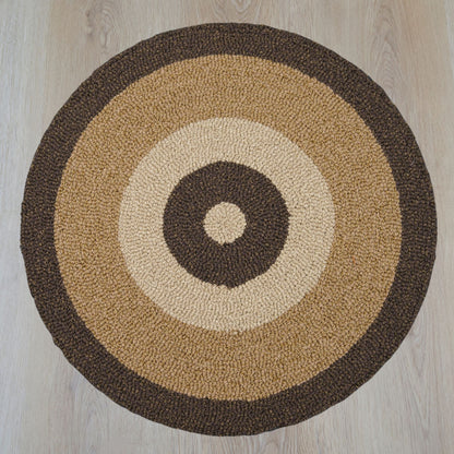 Espresso rond vloerkleed in warme bruine tint, gemaakt van gerecyclede wol – Studio Sisté – sfeerfoto
