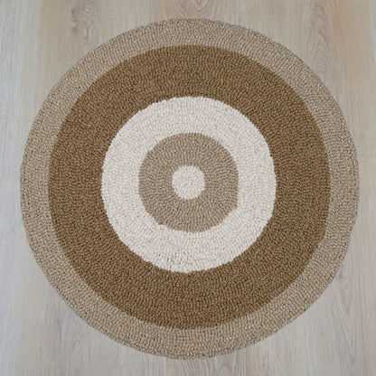 Mokka rond vloerkleed in crème, beige en mokka, gemaakt van gerecyclede wol – Studio Sisté – sfeerfoto
