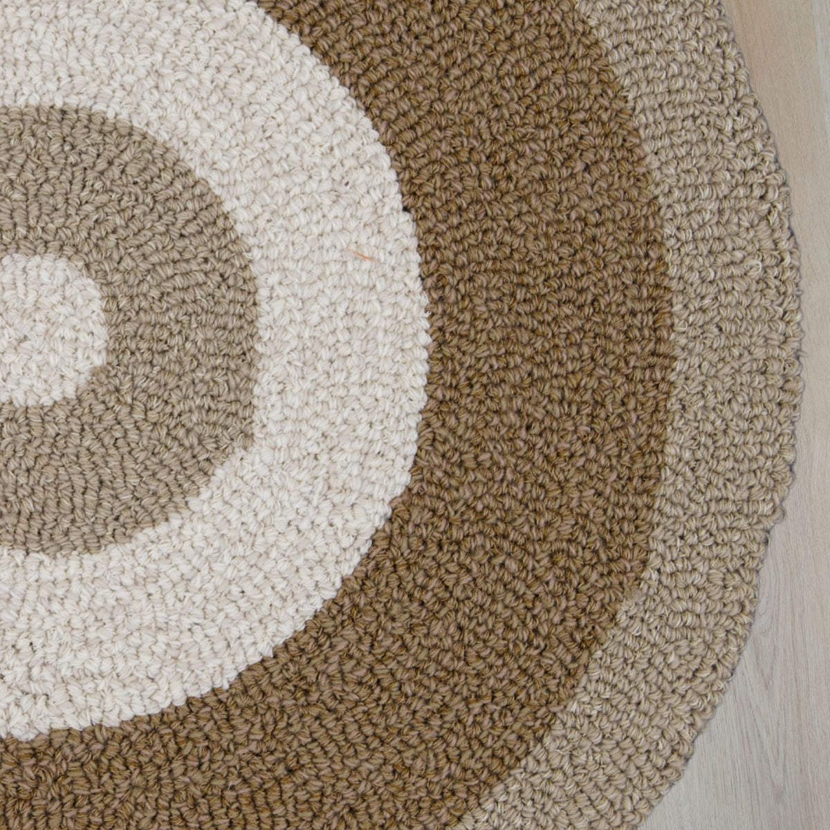 Mokka rond vloerkleed in crème, beige en mokka, gemaakt van gerecyclede wol – Studio Sisté – sfeerfoto 2