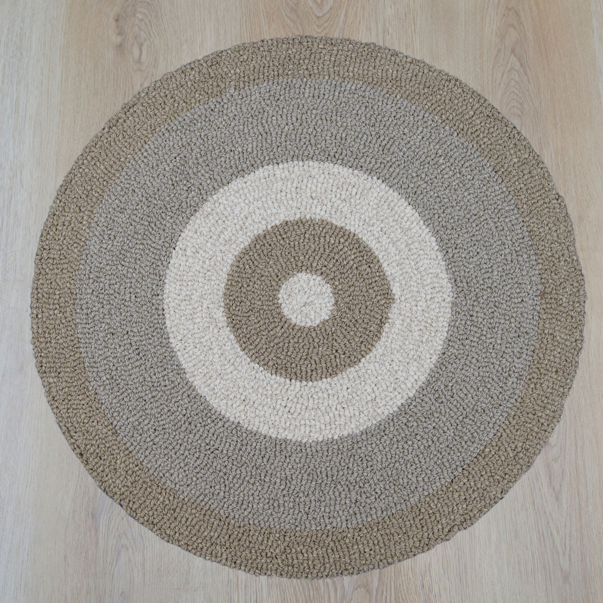 Neutral Muse rond vloerkleed in neutrale tinten, gemaakt van gerecyclede wol – Studio Sisté – sfeerfoto