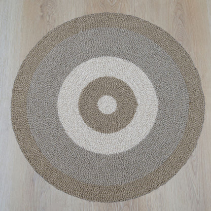 Neutral Muse rond vloerkleed in neutrale tinten, gemaakt van gerecyclede wol – Studio Sisté – sfeerfoto