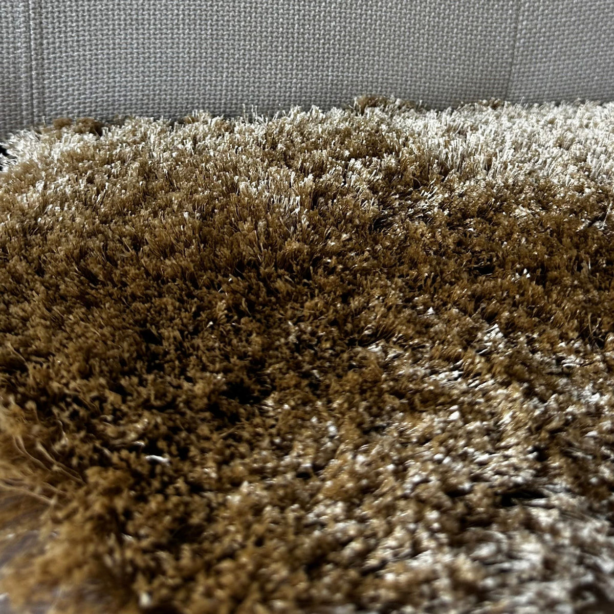 Close-up van de pool van een Poly vloerkleed in sand, gemaakt van polyester – Studio Sisté